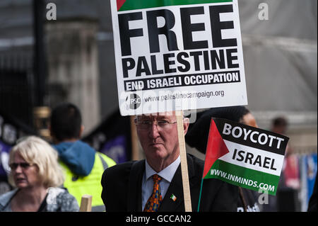 London, UK. 8th July 2016. A crowd of demonstrators gathered opposite Downing Street at 'End The Siege On Gaza' rally to demand an end the arms trade between the UK and Israel as well as to call for an end to Israel's ten year occupation of Gaza. Wiktor Szymanowicz/Alamy Live News Stock Photo