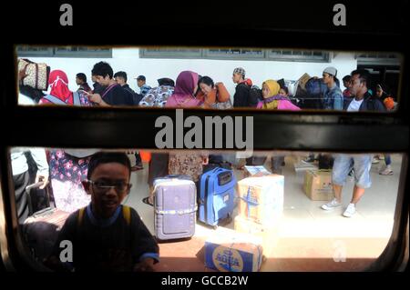 Jakarta, Indonesia. 9th July, 2016. People disembark a train upon return from their hometowns after celebrating Eid al-Fitr with families, at the Pasar Senen Station in Jakarta, Indonesia, July 9, 2016. © Agung Kuncahya B./Xinhua/Alamy Live News Stock Photo