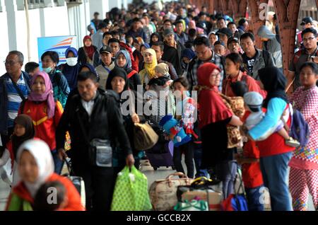 Jakarta, Indonesia. 9th July, 2016. People disembark a train upon return from their hometowns after celebrating Eid al-Fitr with families, at the Pasar Senen Station in Jakarta, Indonesia, July 9, 2016. © Agung Kuncahya B./Xinhua/Alamy Live News Stock Photo