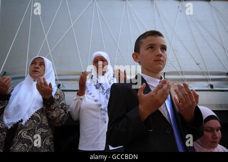 Visoko, Bosnia and Herzegovina. 9th July, 2016. People are seen praying next to the truck in which are 127 coffins of newly identified victims of Srebrenica massacre, go to Potocari for mass burial. Credit:  Armin Durgut/ZUMA Wire/Alamy Live News Stock Photo