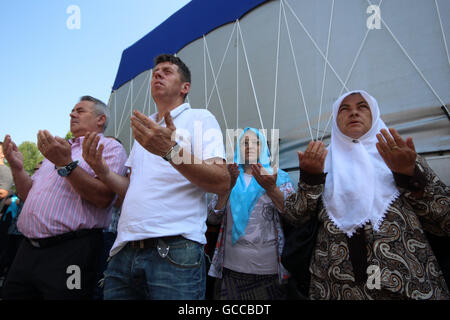 Visoko, Bosnia and Herzegovina. 9th July, 2016. People are seen praying next to the truck in which are 127 coffins of newly identified victims of Srebrenica massacre, go to Potocari for mass burial ceremony. Credit:  Armin Durgut/ZUMA Wire/Alamy Live News Stock Photo