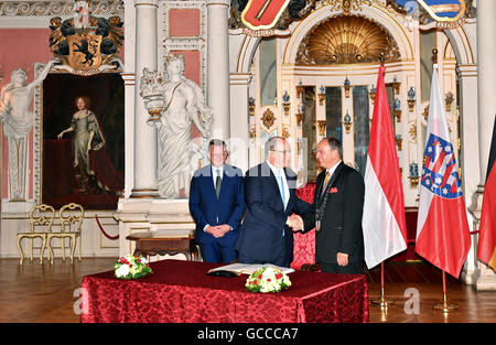 Gotha, Germany. 9th July, 2016. Albert II (m), Prince of Monaco, shakes hands with the mayor of the city of Gotha, Knut Kreuch (SPD) in the festival hall of Friedenstein Castle in Gotha, Germany, 9 July 2016. Beside them stands the governor of Thuringia, Bodo Ramelow (Die Linke). The Prince is on a one-day visit to the former royal seat. Photo: Jens Kalaene/dpa/Alamy Live News Stock Photo