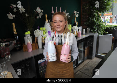 Wimbledon, London, UK. 9th July, 2016. The Wimbledon Tennis Championships Day 13. The Lanson champagne bar outside Centre Court. Credit:  Action Plus Sports Images/Alamy Live News Stock Photo