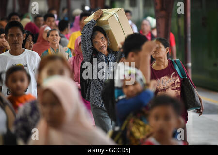 Jakarta, Indonesia. 9th July, 2016. People disembark from a train at Pasar Senen Railway Station in Jakarta, capital of Indonesia, July 9, 2016. Indonesian people come back from their hometowns after celebrating Eid al-Fitr festival. © Du Yu/Xinhua/Alamy Live News Stock Photo