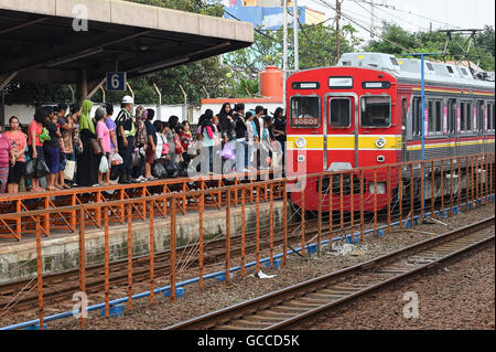 Jakarta, Indonesia. 9th July, 2016. People wait for a commuter train at Pasar Senen Railway Station in Jakarta, capital of Indonesia, July 9, 2016. Indonesian people come back from their hometowns after celebrating Eid al-Fitr festival. © Du Yu/Xinhua/Alamy Live News Stock Photo