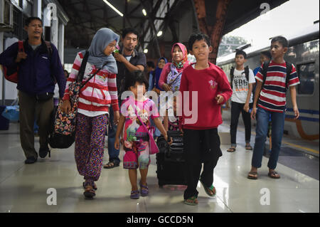 Jakarta, Indonesia. 9th July, 2016. People disembark from a train at Pasar Senen Railway Station in Jakarta, capital of Indonesia, July 9, 2016. Indonesian people come back from their hometowns after celebrating Eid al-Fitr festival. © Du Yu/Xinhua/Alamy Live News Stock Photo