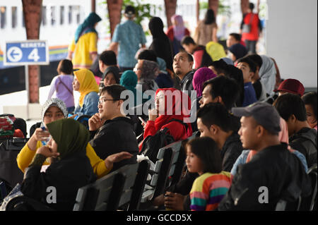 Jakarta, Indonesia. 9th July, 2016. People wait for a commuter train at Pasar Senen Railway Station in Jakarta, capital of Indonesia, July 9, 2016. Indonesian people come back from their hometowns after celebrating Eid al-Fitr festival. © Du Yu/Xinhua/Alamy Live News Stock Photo