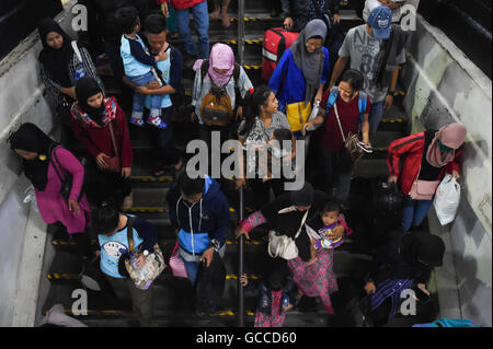 Jakarta, Indonesia. 9th July, 2016. People disembark from a train at Pasar Senen Railway Station in Jakarta, capital of Indonesia, July 9, 2016. Indonesian people come back from their hometowns after celebrating Eid al-Fitr festival. © Du Yu/Xinhua/Alamy Live News Stock Photo