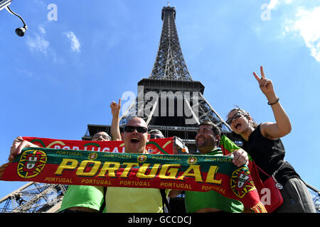 Supporters of Portugal pose in front of the Eiffel Tower in Paris, France, 09 July 2016. Portugal face France in the UEFA EURO 2016 soccer Final match on 10 July 2016. Photo: Federico Gambarini/dpa Stock Photo