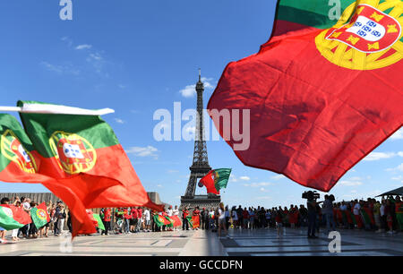 Supporters of Portugal waves national flags in front of the Eiffel Tower in Paris, France, 09 July 2016. Portugal face France in the UEFA EURO 2016 soccer Final match on 10 July 2016. Photo: Federico Gambarini/dpa Stock Photo