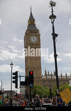 London,UK,9th July 2016,UK Weather Tourists enjoy the sunshine in Parliament Square,Londo Credit: Keith Larby/Alamy Live News Stock Photo
