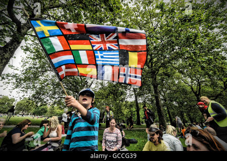 London, UK, UK. 9th July, 2016. Families from across the UK enjoyed a Brexit Picnic organised by 'MoreInCommon' in Green Park London to exchange ideas in groups about what to do next regarding the June 23rd vote for Britain to leave the EU. © Gail Orenstein/ZUMA Wire/Alamy Live News Stock Photo