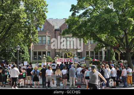 St. Paul, Minnesota, USA. 9th July, 2016. Protesters continue to gather in the street in front of Minnesota Governor Mark Dayton's residence, in the aftermath of the police shooting of Philando Castile. Credit:  Gina Kelly / Alamy Live News Stock Photo