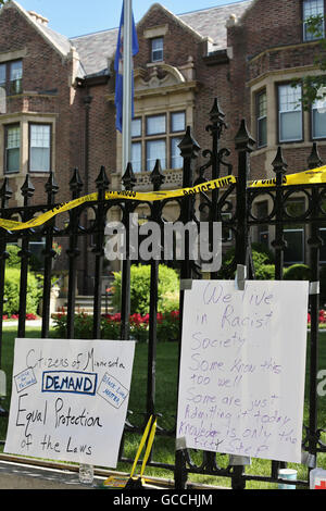 St. Paul, Minnesota, USA. 9th July, 2016. Signs left by protesters in front of the home of Minnesota Governor Mark Dayton, in the aftermath of the police shooting of Philando Castile. Credit:  Gina Kelly / Alamy Live News Stock Photo