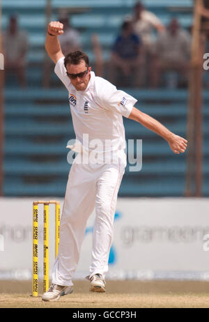 England's Graeme Swann celebrates dismissing Bangladesh's Tamim Iqbal during the First Test at the Jahur Ahmed Chowdhury Stadium, Chittagong, Bangladesh. Stock Photo