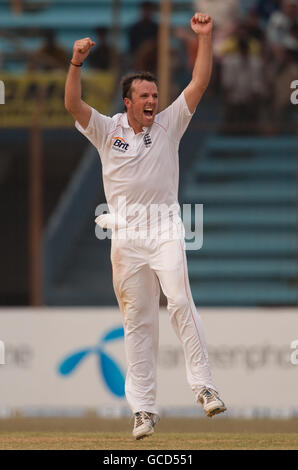 England's Graeme Swann celebrates dismissing Bangladesh's Mahmudullah during the First Test at the Jahur Ahmed Chowdhury Stadium, Chittagong, Bangladesh. Stock Photo