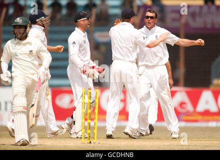 England's Graeme Swann celebrates dismissing Bangladesh's Mushfiqur Rahim during the First Test at the Jahur Ahmed Chowdhury Stadium, Chittagong, Bangladesh. Stock Photo