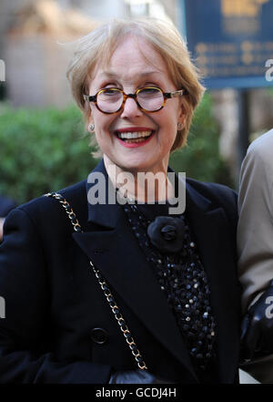 Actress Una Stubbs arrives for the service of celebration and thanksgiving for the life of writer Keith Waterhouse at St Paul's Church, London. Stock Photo