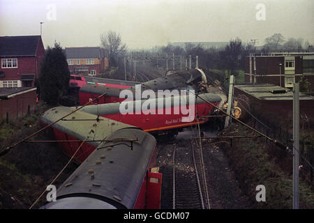 THE SCENE OF DEVASTATION FOLLOWING THE RAIL CRASH AT RICKERSCOTE, STAFFORD, IN WHICH ONE PERSON WAS KILLED AND FOUR OTHERS INJURED. Stock Photo