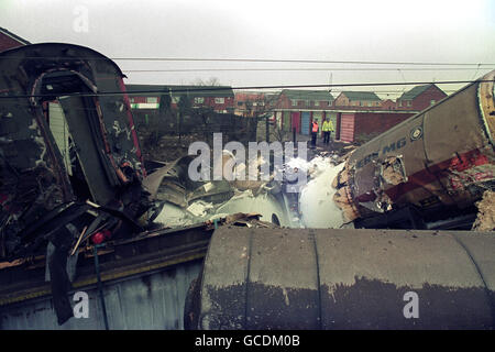 THE SCENE OF DEVASTATION FOLLOWING THE RAIL CRASH AT RICKERSCOTE, STAFFORD IN WHICH ONE PERSON WAS KILLED AND FOUR OTHERS INJURED AFTER A MAIL AND A GOODS TRAIN COLLIDED. Stock Photo