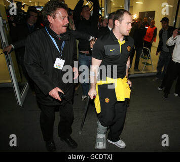 England and Manchester United footballer Wayne Rooney leaves the Allianz Arena, in Munich, Germany on crutches after the Champions League Quarter Final, First Leg match against Bayern Munich. Stock Photo