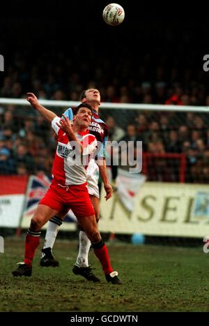 (f) Chris Brindley (Kidderminster Harriers)and (r) Lee Chapman (West Ham United) Stock Photo