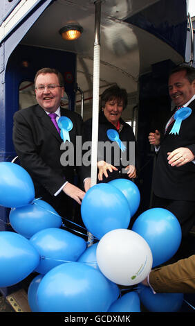 Scottish Conservative leader Annabel Goldie (centre) with David Mundell (left) and Liam Foxwhilst on the election campaign trail in Edinburgh. Stock Photo