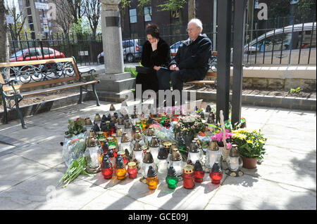 Tea lights placed outside St Andrew Bobola's RC Polish Church, during a mass for Parish Priest Monsignor Bronislav Gostomski, who dies in the Polish plane crash. Stock Photo