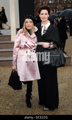 Celebs attend Burberry - London Fashion Week. Twiggy and Erin O'Conner arrive at the Burberry Fashion show in London. Stock Photo