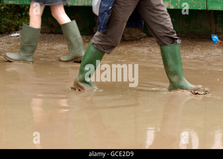 Glastonbury 2004. Spectators braving the rain during the Glastonbury Festival, held at Worthy Farm in Pilton, Somerset. Stock Photo