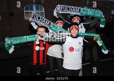 Soccer - UEFA Europa League - Quarter Final - First Leg - Fulham v Wolfsburg - Craven Cottage. A group of young Fulham fans pose for the camera with their scarves outside the ground before the match. Stock Photo