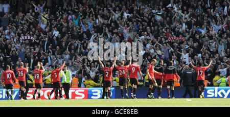 Manchester United team celebrate their victory over Manchester City following the Barclays Premier League match at the City of Manchester Stadium, Manchester. Stock Photo