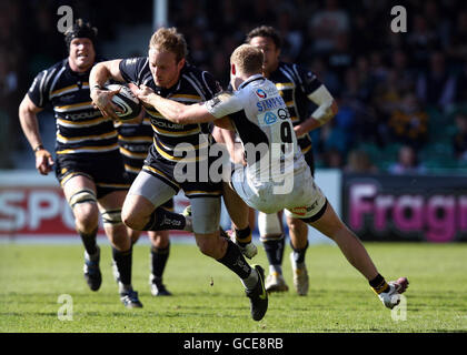 Rugby Union - Guinness Premiership - Worcester Warriors v London Wasps - Sixways. Worcester's Chris Pennell is tackled by Wasps' Joe Simpson during the Guinness Premiership match at Sixways Stadium, Worcester. Stock Photo