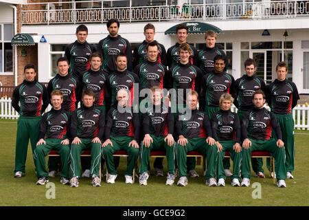 Leicestershire County Cricket Team Group in Twenty20 kit, left to right, (back) Nathan Buck, Nadeem Malik, Wayne White, Sam Cliff and Josh Cobb (middle) Joel Pape, Greg Smith, Harry Gurney, Jacques de Toit, Will Jefferson, Alex Wyatt, Jigar Naik, Dan Masters and Matthew Boyce, (front) Tom New, AJ Harris, Paul Nixon, Matthew Hoggard (capt), Claude henderson, James Taylor and James Benning Stock Photo