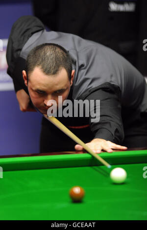 Scotland's Stephen Maguire in action against England's Stephen Lee during the Betfred.com World Snooker Championships at the Crucible Theatre, Sheffield. Stock Photo