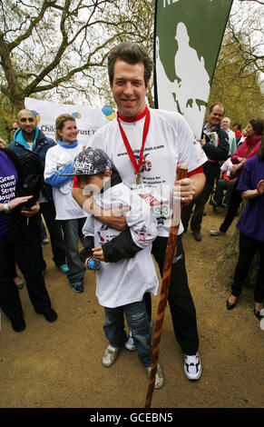 Major Phil Packer (centre), who suffered a spinal cord injury serving in Basra, Iraq, completes the 2010 Virgin London marathon, at The Mall, London. Stock Photo