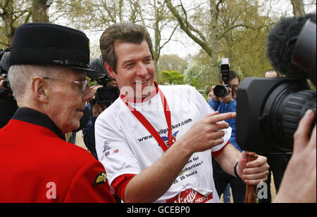 Major Phil Packer (right), who suffered a spinal cord injury serving in Basra, Iraq, after completing the 2010 Virgin London marathon, with a Chelsea pensioner, at The Mall, London. Stock Photo