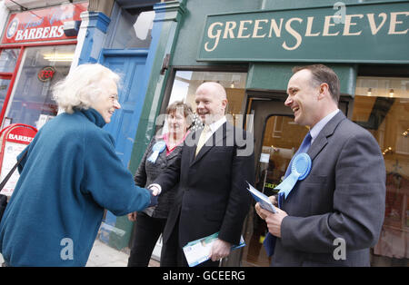 William Hague (centre) meets a member of the public with Scottish Conservative Party leader Annabel Goldie (second left) and local candidate Neil Hudson (right) while campaigning in Morningside, Edinburgh. Stock Photo