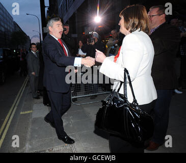 Prime Minister Gordon Brown is welcomed back to Labour Party HQ in London, by General Secretary Ray Collins (right) and Harriet Harman. Stock Photo