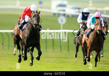 Horse Racing - The Craven Meeting - Day Two - Newmarket Racecourse. Elusive Pimpernel ridden by Ryan Moore (left) wins the Racing Post breezeupbonus.com Stock Photo