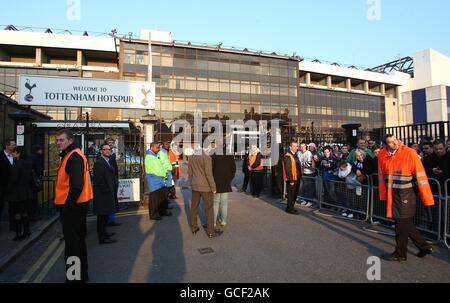 Soccer - Barclays Premier League - Tottenham Hotspur v Arsenal - White Hart Lane. Fans wait for the players to arrive prior to kick off. Stock Photo