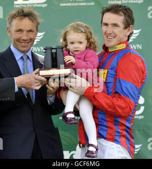 Horse Racing - The bet365 Gold Cup Meeting - Day Two - Sandown Park Stock Photo