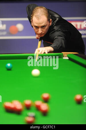 Graeme Dott in action in his match against Mark Allen during the quarter finals of the Betfred.com World Snooker Championships at the Crucible Theatre, Sheffield. Stock Photo