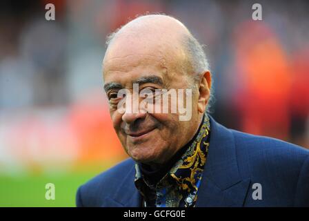 Soccer - UEFA Europa League - Semi Final - Second Leg - Fulham v Hamburg SV - Craven Cottage. Fulham owner Mohamed Al Fayed on the pitch prior to kick off Stock Photo