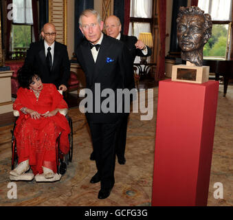 The Prince of Wales (front) and Dame Elizabeth Taylor look at a bust of Richard Burton during a gala evening at Buckingham Palace, London, held to mark the 60th anniversary of the Royal Welsh College of Music and Drama. Stock Photo