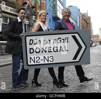 (Left to right) Mickey Joe Harte, Kate Ferguson (Mary from Dungloe 2009) and Noel Cunningham launch Donegal Live - a showcase of the county's leisure and culture - to encourage 'staycations', in Temple Bar, Dublin. Stock Photo