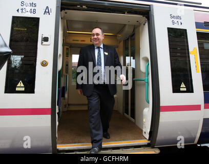 SNP leader Alex Salmond arrives in Falkirk on a whistlestop tour of the country's key election seats. Stock Photo