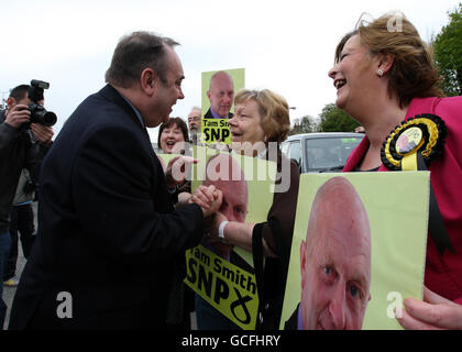 SNP leader Alex Salmond speaks with supports in Linlithgow on a whistlestop tour of the country's key election seats. Stock Photo