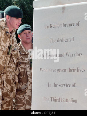 Troops to hold events after returning from Afghanistan.Members of 3rd Battalion The Rifles and B Company of The Royal Scots Borderers, 1st Battalion The Royal Regiment of Scotland at a dedication of a Memorial to those from the Battlegroup killed on the tour. Redford Barracks,Edinburgh .PRESS ASSOCIATION Photo:Photo date:Friday 7 May ,2010.See PA story.Photo credit should read David Cheskin/PA wire..PRESS ASSOCIATION Photo:Photo date:Wednesday 5 May ,2010.See PA story.Photo credit should read David Cheskin/PA wire. Stock Photo