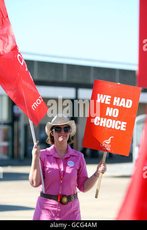 A British Airways cabin crew member on a picket lines near Heathrow Airport. Cabin crew launched the first of a wave of strikes which threatens to disrupt flights for weeks. Stock Photo